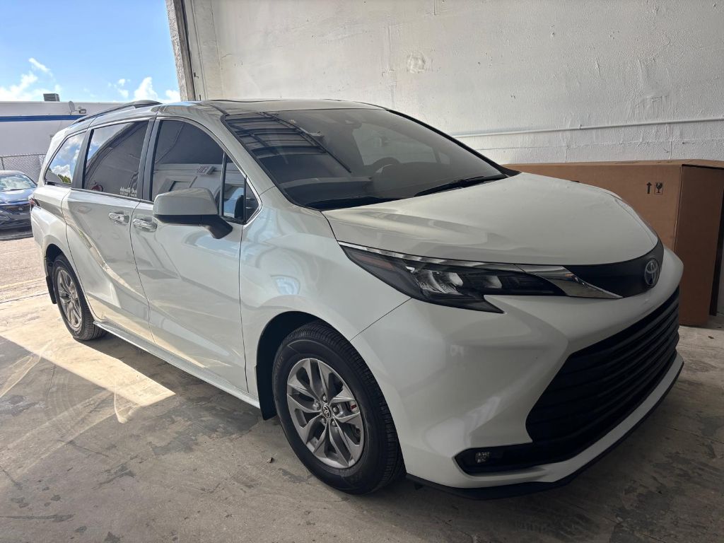 2025 Toyota Sienna XLE 8-Passenger Hybrid FWD's photo